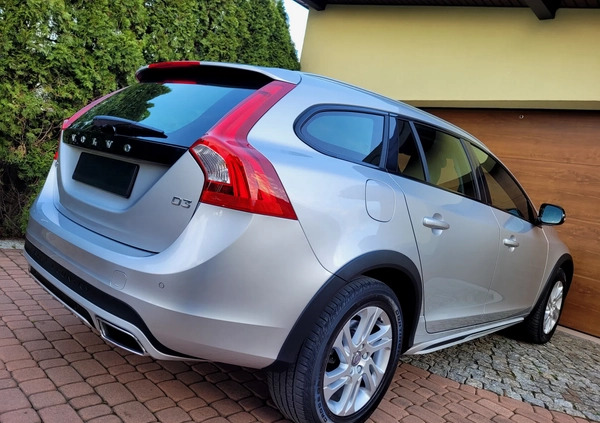 Volvo V60 Cross Country cena 61700 przebieg: 230000, rok produkcji 2018 z Opoczno małe 704